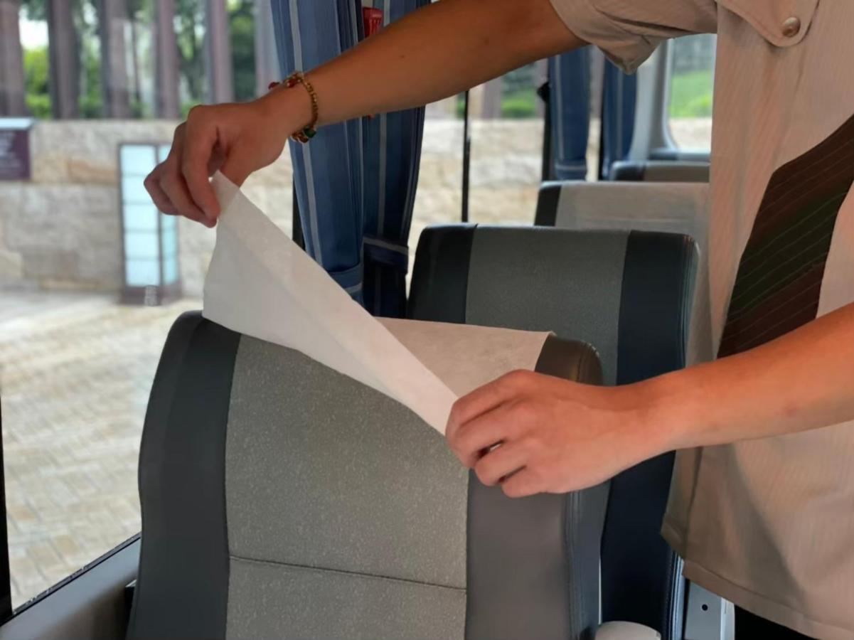 Hotel Royal Chiao Hsi Jiaoxi Buitenkant foto A bus driver covering the seat with a seat cover