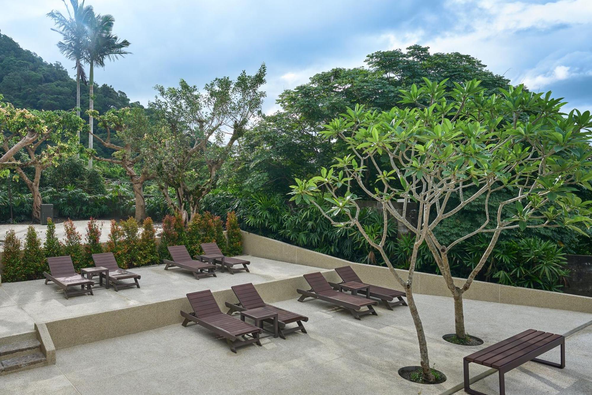 Hotel Royal Chiao Hsi Jiaoxi Buitenkant foto The resort's pool deck