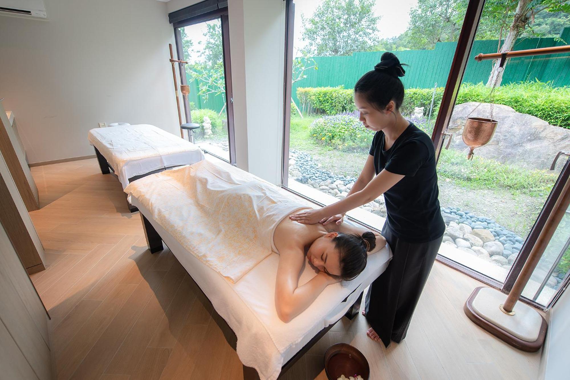 Hotel Royal Chiao Hsi Jiaoxi Buitenkant foto A woman receiving a massage
