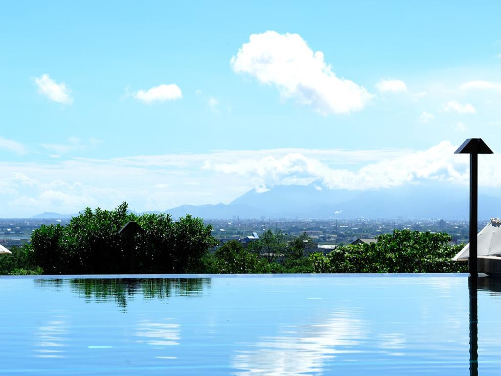 Hotel Royal Chiao Hsi Jiaoxi Buitenkant foto View of Mount Apo from the pool of the 100 Islands Hotel