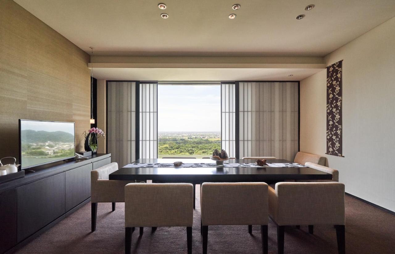 Hotel Royal Chiao Hsi Jiaoxi Buitenkant foto A meeting room at the Ritz-Carlton, Kyoto